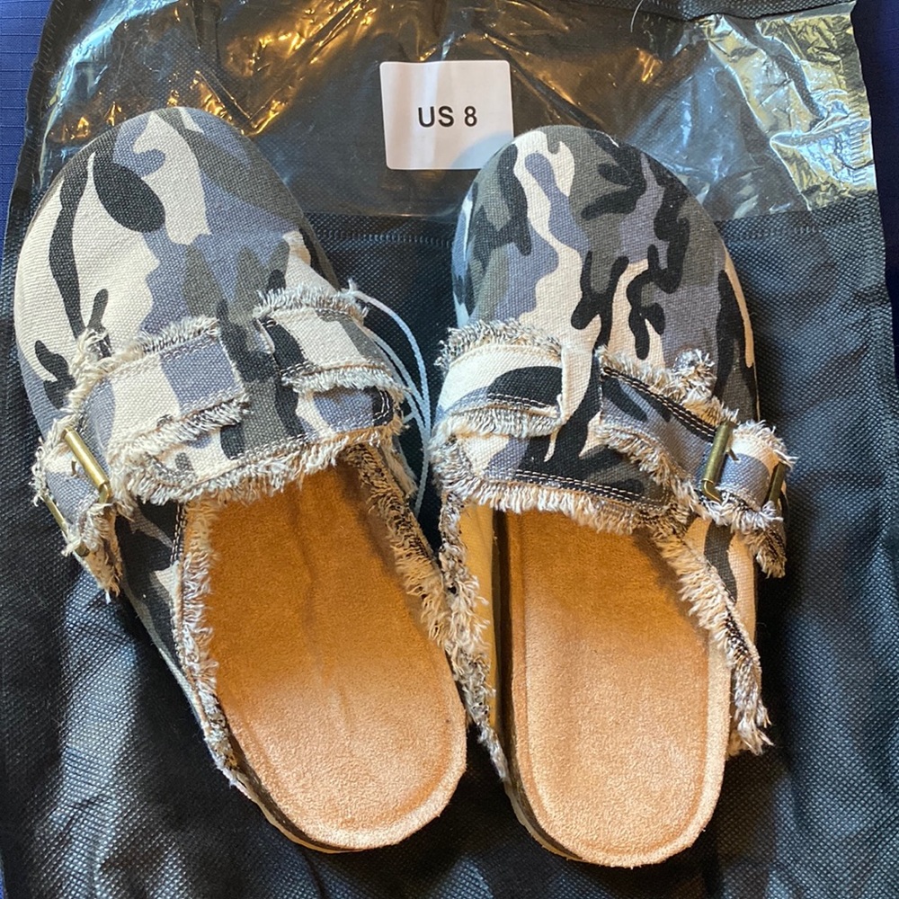 Camo Slides. Size 8. Black/Gray/Tan.